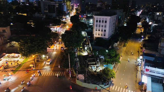 Góc nhìn từ trên cao các vị trí nhà ga dọc tuyến metro số 2, nơi các đơn vị thi công đang tăng tốc để kịp tiến độ khởi công dự án trong năm nay. Góc nhìn từ trên cao các vị trí nhà ga dọc tuyến metro số 2, nơi các đơn vị thi công đang tăng tốc để kịp tiến độ khởi công dự án trong năm nay.