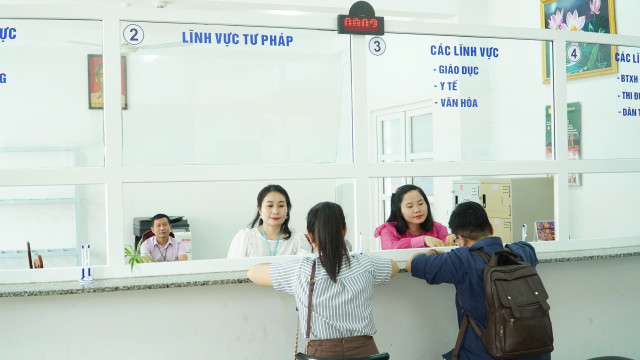 Cán bộ tiếp nhận và giải quyết thủ tục hành chính cho người dân. 4.jpg