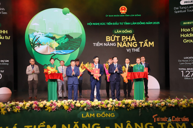 Ủy viên Trung ương Đảng, Bí thư Tỉnh ủy Y Thanh Hà Niê Kđăm và Phó Chủ tịch UBND tỉnh Hồ Văn Mười trao quyết định chấp thuận chủ trương đầu tư cho các doanh nghiệp tại Hội nghị Xúc tiến đầu tư tỉnh Lâm Đồng năm 2025. kto-br_img-8893.jpg