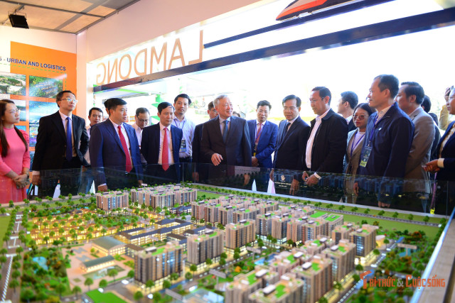 Ủy viên Bộ Chính trị, Phó Thủ tướng Thường trực Chính phủ Nguyễn Hòa Bình dự và tham quan Hội nghị Xúc tiến đầu tư tỉnh Lâm Đồng năm 2025. kto-br_1.jpg