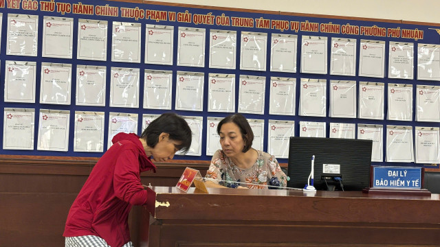 Cán bộ, nhân viên trong thời gian qua đã nỗ lực, xây dựng hỗ trợ người dân trong công tác hoàn thiện hồ sơ giấy tờ. 2-1.jpg