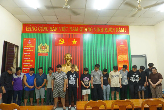 Các đối tượng bị bắt giữ để phục vụ điều tra. Ảnh: Công an TP HCM cong-an-tp-hcm-pha-duong-day-buon-ban-bong-cuoi-tri-gia-hon-250-ti-dong-4994-1419jpg.jpg