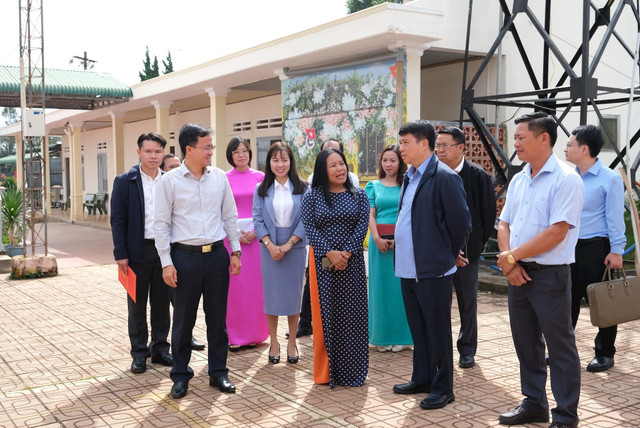 Đoàn công tác Tỉnh ủy Lâm Đồng kiểm tra cơ sở vật chất tại xã Bảo Thuận, phục vụ vận hành chính quyền cấp xã theo mô hình mới. Ảnh: Việt Quỳnh 63.jpg