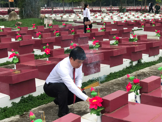 Bí thư Tỉnh ủy Lâm Đồng, lễ thắp hương, chăm sóc phần mộ liệt sĩ tại Nghĩa trang liệt sĩ Bình Thuận thể hiện lòng biết ơn sâu sắc với những người đã hy sinh vì Tổ quốc. 12.jpg