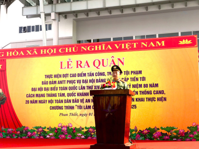 Đại tá Trần Văn Mười - Phó Giám đốc Công an tỉnh Lâm Đồng phát biểu chỉ đạo tại Lễ ra quân. 1.jpg