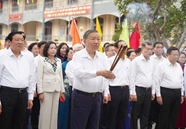 Tổng Bí thư và đoàn công tác đã đến dâng hương, dâng hoa tại Tượng đài Chủ tịch Hồ Chí Minh. Ảnh: Thuận Văn 2-5176-7360jpg.jpg