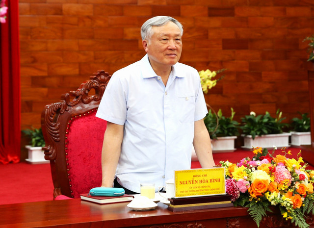 Ủy viên Bộ Chính trị, Phó Thủ tướng Thường trực Chính phủ Nguyễn Hòa Bình phát biểu tại buổi làm việc với Thường trực Tỉnh ủy Lâm Đồng, chiều 14/7. nxt4224-17524912126321418083306.jpg