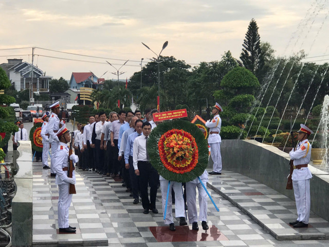 Đoàn đại biểu Tỉnh ủy, HĐND, UBND, Ủy ban MTTQVN tỉnh Lâm Đồng viếng và dâng hương tưởng niệm các Anh hùng liệt sĩ. Ảnh: Bảo Giang 2.jpg