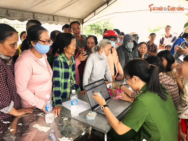 Không khí phấn khởi tại các điểm phát quà trên địa bàn phường Phú Thủy. kto-tr_img-6458.jpg