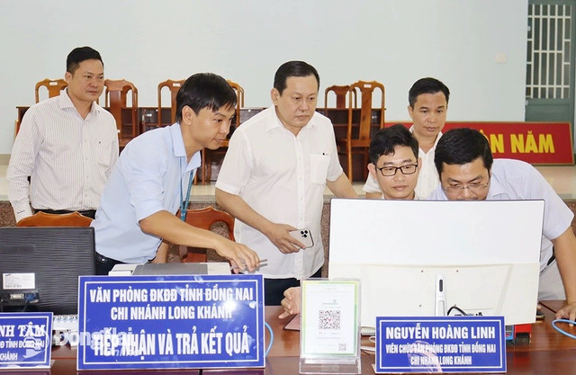 Lãnh đạo Sở Nông nghiệp và môi trường trao đổi với cán bộ văn phòng đăng ký tại Trung tâm Phục vụ hành chính công xã Bình Lộc mới. Ảnh: Hoàng Lộc img-7403-20250626100710-20250626122432.jpg