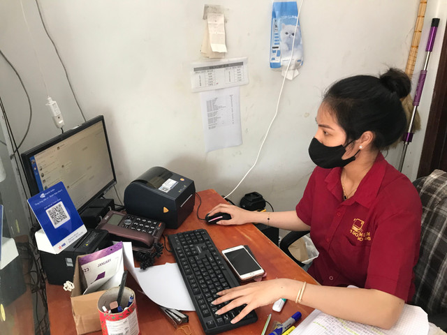 Nhân viên nhà xe Thanh Lịch hướng dẫn hành khách mua vé đi Đà Lạt. img-5362.jpg