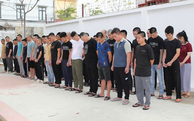 Cơ quan điều tra đã bắt giữ gần 100 người trong vụ lừa đảo xuyên quốc gia. Ảnh Công an tỉnh Nghệ An. bat-100-nguoi-lua-dao-9977-5707jpg.jpg