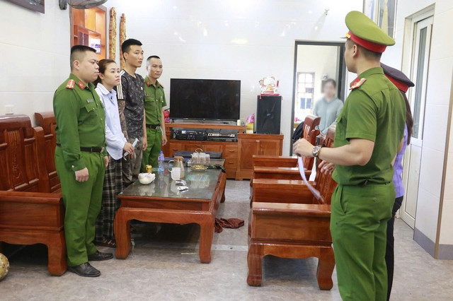 Cơ quan công an khám xét nơi ở của Thịnh và Trà. Ảnh Công an tỉnh Nghệ An. kha-xet-nha-9058-1411jpg.jpg