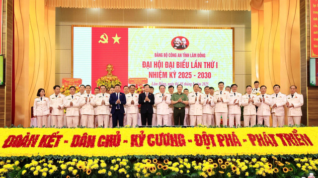 Lãnh đạo Bộ Công an và lãnh đạo tỉnh Lâm Đồng chụp ảnh lưu niệm cùng Ban Chấp hành Đảng bộ Công an tỉnh Lâm Đồng, nhiệm kỳ 2025–2030. Ảnh: Công an Lâm Đồng 5.jpg