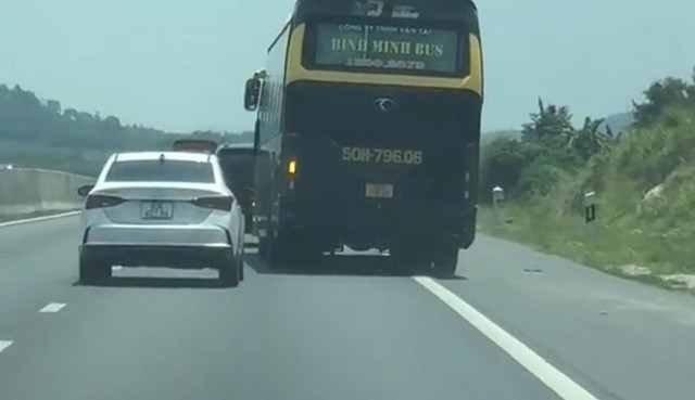 Xe khách biển số 50H-796.06 di chuyển vào làn dừng khẩn cấp trên cao tốc Phan Thiết – Dầu Giây, đoạn qua địa phận tỉnh Lâm Đồng. Ảnh: Chụp màn hình chup-man-hinh.jpg