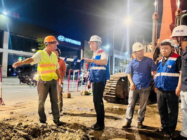 Ông Phan Công Bằng, Trưởng Ban Quản lý Đường sắt đô thị TP HCM, kiểm tra tiến độ di dời hạ tầng tuyến metro số 2 – điều kiện cần để khởi công dự án trong năm 2025. 8.jpg