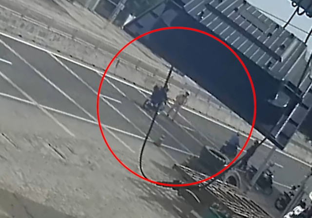 Hình ảnh từ video cho thấy đối tượng Trần Đại Phong không chấp hành hiệu lệnh dừng xe, điều khiển xe máy lao thẳng vào Trung tá CSGT Nguyễn Hoàng Trung. Ảnh: Cắt từ clip chupmanhinh.png