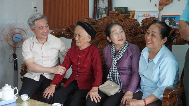 Đoàn công tác do ông Đặng Minh Thông, Phó Bí thư Thành ủy TP HCM làm trưởng đoàn. 7.jpg