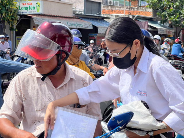 Các thí sinh tại điểm trường THPT Phan Chu Trinh (Bình Thuận). z6743304181281-7b0cd86398a5bbe30a2191dfac74c269.jpg
