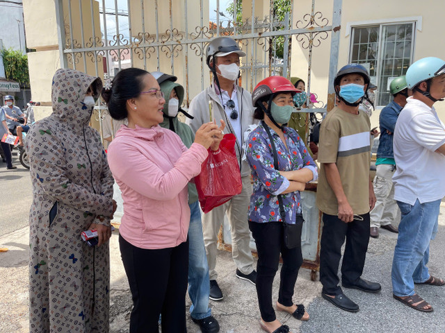 Nhiều phụ huynh không giấu được lo lắng. z6743304167139-5a776bfdc71f234adf6d20960d1c44b9.jpg