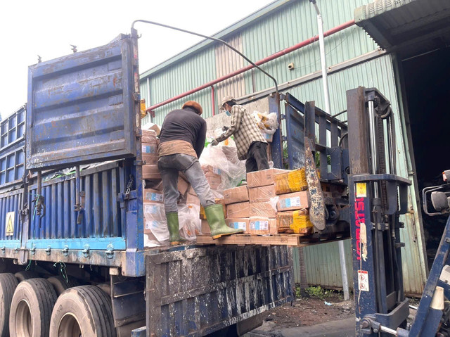 Số thực phẩm đông lạnh không rõ nguồn gốc, xuất xứ được vận chuyển đến Công ty Môi trường Thiên Thanh để tiêu hủy theo quy định. Ảnh: Công an Đồng Nai. 2025-06-1413-46-04.jpg