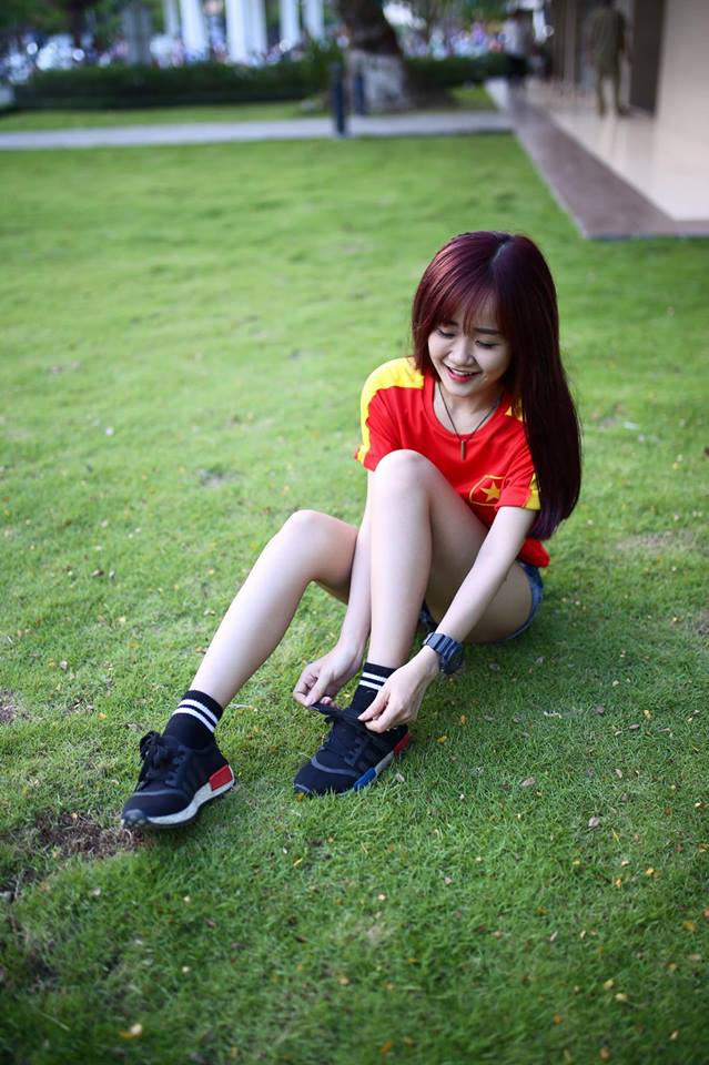 Tìm hiểu kỹ hơn về Bích Thảo, được biết trước khi gây sốt với clip cover "Điều anh biết" phiên bản bóng đá, cô bạn đã từng gây chú ý khi tham gia chương trình "Ca sĩ giấu mặt", thể hiện giọng hát giống hệt ca sĩ Lương Bích Hữu khiến các vị giám khảo bất ngờ, dành tặng nhiều lời khen. Ngoài ra dân mạng Việt cũng khá quen với Thảo trong vai trò một idol, nữ MC trực tuyến thường mở các room chat để giao lưu, ca hát tạo không khi vui vẻ cho mọi người.