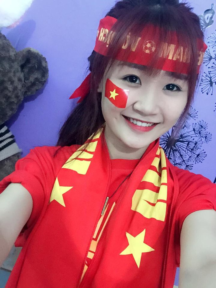 Với những câu hát: "Ngày mai đây những chàng trai trẻ thay nền bóng đá của nước nhà mang lên mình bao khát khao", bản cover "Điều anh biết" phiên bản bóng đá của Bích Thảo đã nhanh chóng gây chú ý và hút số lượng người xem khá lớn trên mạng xã hội. Ngoài vẻ xinh xắn, đáng yêu của cô gái trẻ cùng với trang phục đậm chất cổ động viên bóng đá Việt Nam, Bích Thảo còn khiến nhiều dân mạng thích thú khi khoe giọng hát hay, đặc biệt là giống hệt nữ ca sĩ Lương Bích Hữu.