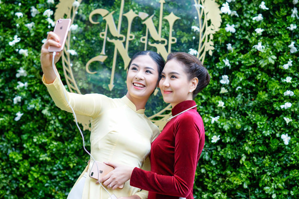 Xinh đẹp và giàu có, MC Mai Ngọc thực sự đã thể hiện đầy đủ những điều đó trong cuộc sống hàng ngày và trong chính lễ ăn hỏi của mình. Trưa 25/11, người đẹp háo hức chuẩn bị váy áo cho ngày trọng đại từ sớm. Cô chọn bộ áo dài nhung the màu đỏ bordeaux phù hợp với tiết trời se lạnh ở Hà Nội và thể hiện được sự sang trọng cũng như gout thời trang mang phong cách cổ điển yêu thích của mình.