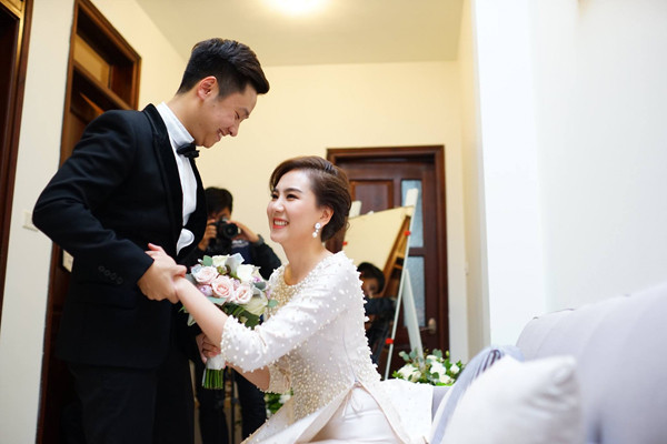MC Mai Ngọc vốn là người rất kín tiếng về đời tư, chính vì thế khi những thông tin về việc cô lấy chồng, lập gia đình rộ lên càng khiến dư luận, cư dân mạng thêm quan tâm, tò mò. Những hình ảnh, thông tin lan truyền trong thời gian gần đây khiến mọi người đủ hiểu được Mai Ngọc đã có được cuộc sống, tình yêu đẹp và hạnh phúc như thế nào. Ảnh: Friday Studio. Trang phục Áo dài Tulip. Trang điểm Dũng Nguyễn.