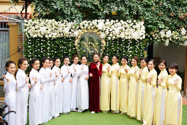 Khung cảnh lễ ăn hỏi được tổ chức tại nhà riêng của Mai Ngọc cũng được trang trí rất đẹp mắt. Không quá hoành tráng, phô trương như nhiều đám cưới, hỏi gây xôn xao trên mạng xã hội gần đây nhưng lễ ăn hỏi của Mai Ngọc vẫn có những điểm nhấn thể hiện được đẳng cấp, sự tinh tế của gia chủ một cách rất khéo léo.