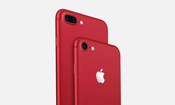Khác hẳn với các tone màu trước đó, hãng Apple lần này đưa ra dòng sản phẩm iPhone 7 Plus và iPhone 7 màu đỏ độc đáo, đây có lẽ là bước tiến đầu tiên trong suốt thời gian trung thành với các tông màu: trắng, đen, hồng. Với việc đưa ra dòng sản phẩm độc này nhiều bạn trẻ đã tỏ ra sự ngỡ ngàng và rầm rầm đưa ra những quan điểm khác nhau.