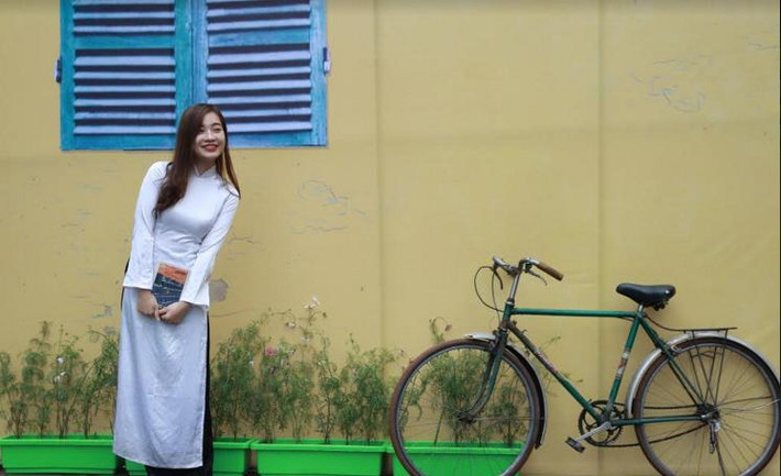 Ngày hội sách, bạn Ngọc Anh (sinh năm 1993, sinh viên Học viện Ngân hàng) và nhóm bạn thân tham gia ngày hội tỏ ra thích thú khi được tận tay chạm vào những món đồ chỉ được nghe kể như máy đánh chữ, chiếc đài cát-sét, chiếc ti vi đen trắng, những chiếc đèn dầu và cả những món đồ gốm ngả màu thời gian.