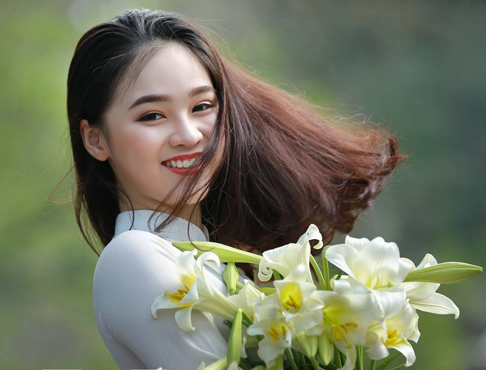 Nói về sự thành công của bộ ảnh hoa loa kèn vừa qua, Ngọc Anh không che giấu niềm vui của mình. Nữ sinh 16 tuổi gửi lời cảm ơn đặc biệt tới nhiếp ảnh gia Trần Gia và chuyên viên makeup đã giúp có được nét xinh đẹp và một bộ ảnh thật tuyệt vời. Được thành viên của các hội nhiếp ảnh khen ngợi, nhiều người mời làm mẫu, hợp tác, Ngọc Anh tuy rất vui nhưng bản thân cũng rất đắn đo bởi việc học tập hiện vẫn được em đề cao hơn cả. Ảnh: Trần Gia.