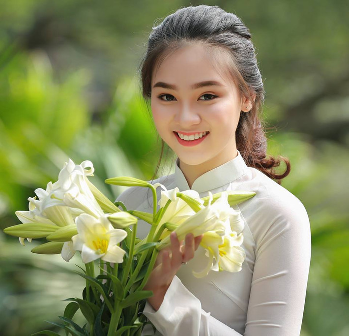 Điều này dĩ nhiên đã tạo ra nhiều niềm vui cho bản thân anh Trần Gia. Và đặc biệt, với nhan sắc gây thương nhớ cho bao người, cô người mẫu trẻ trong những bức ảnh này cũng trở thành tâm điểm chú ý, được nhiều bạn trẻ, các phó nháy chuyên nghiệp, nghiệp dư hỏi thăm và xin thông tin, mời hợp tác trong những bộ ảnh sau. Cô gái được nhắc đến ở đây là Nguyễn Ngọc Anh, 16 tuổi, hiện đang là học sinh lớp 10 trường THCS & THPT Nguyễn Bỉnh Khiêm, Hà Nội. Ảnh: Trần Gia.