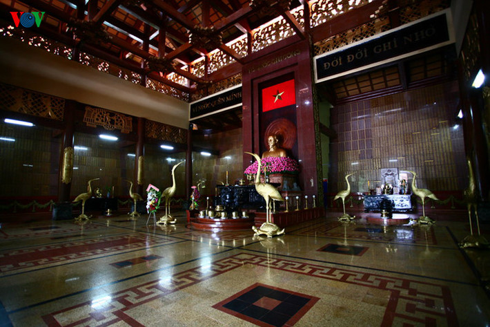 Trong đền, bàn thờ Tổ quốc được đặt chính giữa. Ở trên những bức tường là những phiến đá khắc tên những anh hùng liệt sỹ đã hy sinh. Có tất cả 44.752 tên anh hùng liệt sĩ được tạc tại gian chính điện cùng phối thờ (Trong đó có: 43.777 liệt sĩ, 11 vị lãnh đạo Đảng CSVN, 42 vị Anh hùng LLVT, 975 Bà mẹ VN Anh Hùng)."Số Liệu tính đến thời điểm: 14/12/2012".