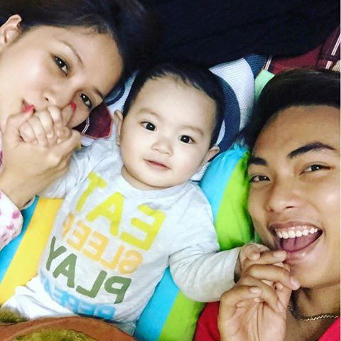 Gia đình Khánh Thi - Phan Hiển selfie đầy tình cảm, hạnh phúc nhân dịp đầu năm mới.