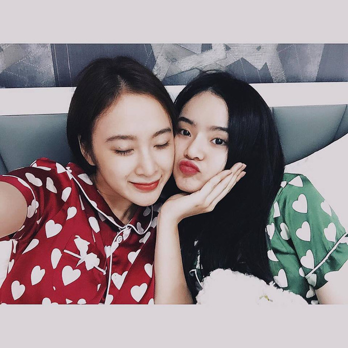 Angela Phương Trinh tình cảm selfile cùng em gái "Đừng buồn vì Tết này bạn hok có gấu... Bởi vì bình thường...bạn cũng đã có gấu đâu!".