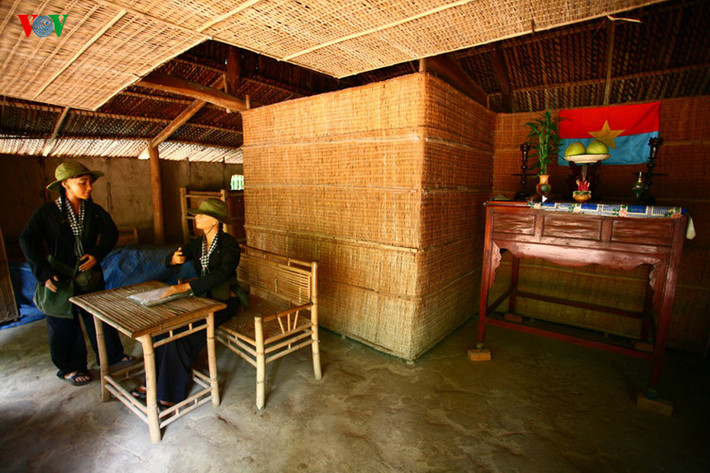 Trong một ngôi nhà vùng giải phóng. Bàn thờ treo cờ của Mặt trận dân tộc giải phóng Miền Nam.