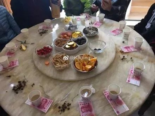 Cứ mỗi năm qua đi, cách ăn mừng năm mới của nhiều người lại có nhiều sáng tạo, đổi mới. Không chỉ đơn giản là những bữa ăn quây quần bên gia đình với những món ăn truyền thống, những thú chơi Tết từ xa xưa, ngày Tết bây giờ còn là những thú chơi ‘ngông' của nhiều người, nhằm đem lại tiếng cười sảng khoái nhất trong những ngày ý nghĩa nhất trong năm. Từ đó, việc tổ chức ‘uống rượu nhận lì xì' dần trở nên phổ biến trên bàn tiệc, trong mỗi bữa liên hoan của các gia đình, đoàn thể.