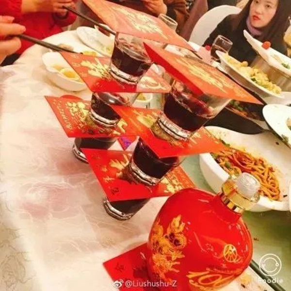 Đúng tiêu chí lì xì ngày Tết, lượng tiền lì xì tỉ lệ thuận với số rượu trong ly.