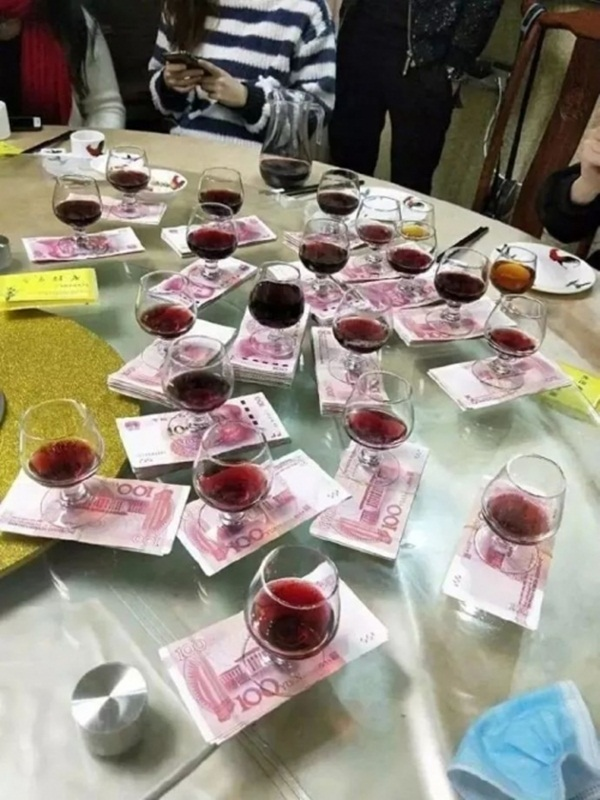 Cảnh tượng này chẳng khác nào đang rót rượu tại lễ cưới. Người ‘lời' nhất trong cuộc phát lì xì này có lẽ là người đầu tiên, khi chỉ phải uống một cốc.