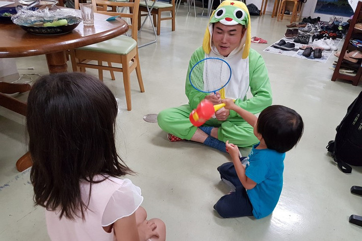 Maika Elan, tên thật là Nguyễn Thanh Hải, là nhiếp ảnh gia tự do, sinh tại Hà Nội. Dự án đầu tiên gây chú ý của Elan là The Pink Choice, tập trung cuộc sống của những cặp đôi đồng tính ở Việt Nam. Năm 2013, Elan thắng giải Ảnh báo chí quốc tế hạng mục "Vấn đề đương đại" với bộ ảnh The Pink Choice.