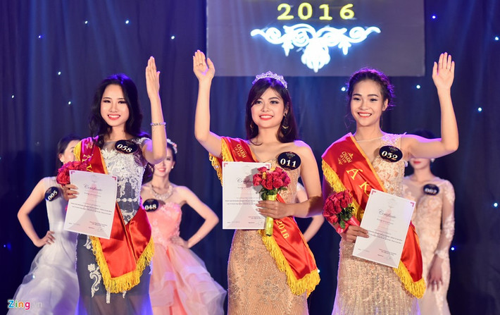 Đêm chung kết cuộc thi Charm Of Law - Duyên dáng nữ sinh Đại học Luật Hà Nội 2016 diễn ra trong buổi tối 10/11 đã tìm ra gương mặt giành chiến thắng một cách đầy thuyết phục. Trải qua nhiều vòng thi xuất sắc cùng sự ủng hộ của đông đảo khán giả, Nguyễn Bích Ngọc (giữa) đã trở thành tân Hoa khôi Đại học Luật Hà Nội. Ảnh: Zing.vn.