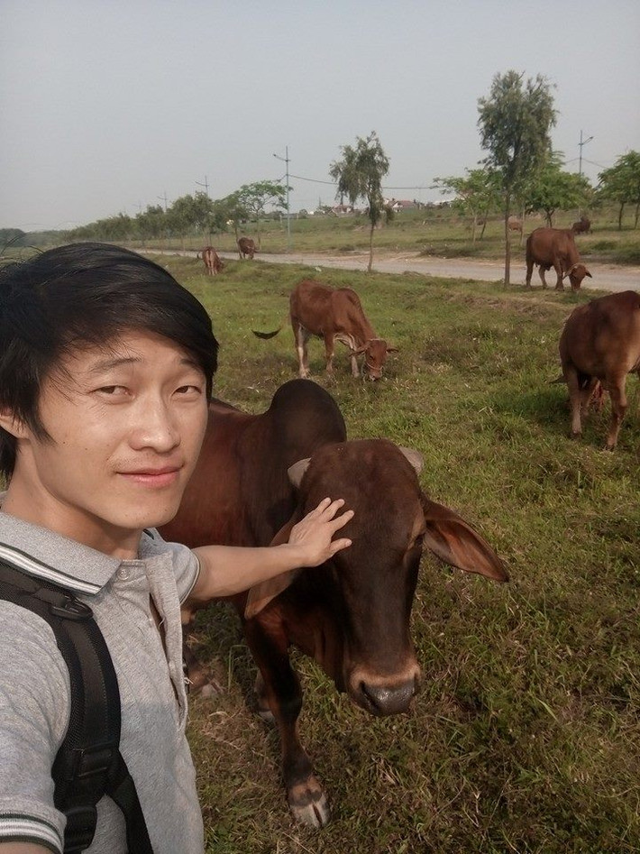 Với tất cả tình cảm trong lá thư gửi vợ cùng những suy nghĩ cấp tiến, sự quyết tâm của mình, chàng trai trẻ Giàng A Quả không chỉ khiến nhiều bạn trẻ Việt cảm động mà còn khiến họ khâm phục, muốn học hỏi ở chính anh rất nhiều điều. Mong rằng những ước mơ, những dự định của A Quả sẽ trở thành hiện thực và những thành công sẽ đến với anh cùng cô vợ trẻ trong tương lai không xa. Ảnh trong bài: Facebook nhân vật.