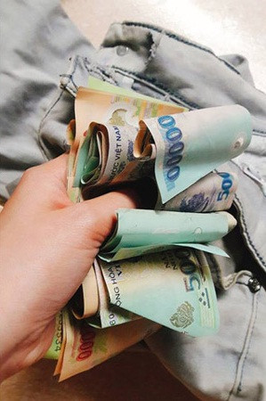 Chiếc cạp quần bò cũ được cắt hai lỗ bé xíu, trong đó dắt đầy tiền có mệnh giá 500.000, 200.000 đồng... vo tròn cẩn thận. Cách giấu tiền tinh xảo của ông chồng Hải Phòng khiến nhiều người phải thốt lên: 'Bội phục'. Tuy nhiên, xoay quanh câu chuyện dắt 'tiền quỹ đen' trong cạp quần này có không ít ý kiến trái chiều. Nhiều người phê phán cô vợ trẻ quản lý kinh tế quá chặt, khiến chồng phải lén lút cất tiền riêng. Một số người khác lại cho rằng, người chồng đã sai khi giấu giếm 'quỹ đen' bởi, việc đó khiến vợ chồng mất niềm tin vào nhau. 'Nhà mình tiền để chung, ai tiêu gì thì lấy. Cuối tháng chồng lĩnh lương, đưa bao nhiêu vợ biết bấy nhiêu, không bao giờ lục lọi hay tra khảo… Làm vợ đừng eo hẹp quá, chồng mất cái sĩ diện. Còn làm chồng cũng phải quang minh chính đại, giấu giếm thế lúc vợ phát hiện ra, ai chẳng nghi ngờ…', một nick name viết.