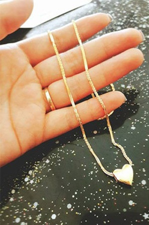 Tuy nhiên, chị vẫn giữ im lặng, cho đến khi chồng đọc được câu chuyện trên mạng và tự thú. 'Hắn nhăn nhở bảo: 'Vợ cao thủ, chồng giấu kỹ thế vẫn tìm ra'. Thật ra, số tiền này anh ấy cất lâu rồi, từ lúc chưa nghỉ việc về kinh doanh với vợ. Anh ấy muốn để dành tiền mua quà tặng vợ dịp kỷ niệm 6 năm cưới nhau', chị Trang chia sẻ.