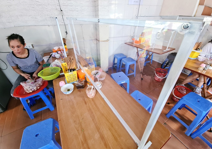 Nữ chủ quán tại đây hy vọng những tấm chắn này sẽ giúp ngăn giọt bắn, khí thở của người bên cạnh khi ăn nhằm hạn chế sự lây lan dịch bệnh..