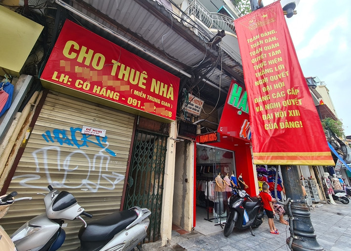 Tương tự, tại một địa điểm mặt bằng khác có diện tích nhỏ hơn, PV được nữ gia chủ tên Hằng cho biết: “Tôi cho thuê 35 triệu đồng/tháng, mở cửa hàng ở đây đẹp. Nhà hơi nhỏ nhưng cân đối, ở đây có cả gác lửng, khép kín. Đợt trước mọi người thuê giá của tôi cao hơn chút, nhưng so với các nhà khác còn rẻ hơn”.