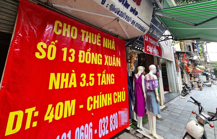 Trước đó, hồi đầu tháng 5/2020, khi dịch bệnh COVID-19 cơ bản được khống chế và các hoạt động kinh doanh đã trở lại bình thường hầu hết các trung tâm thương mại, chủ nhà cho thuê mặt bằng tại Hà Nội đều đã giảm giá từ 20 - 30% nhưng vẫn không có người thuê hoặc bị trả lại mặt bằng...