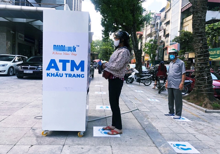 "ATM khẩu trang" miễn phí đặt tại số 23 phố Lạc Trung (quận Hai Bà Trưng, Hà Nội) đi vào hoạt động từ ngày 24/8. Đây là “cây ATM khẩu trang” đầu tiên tại thủ đô Hà Nội nhằm hỗ trợ người dân trong “cuộc chiến” phòng, chống dịch COVID-19.